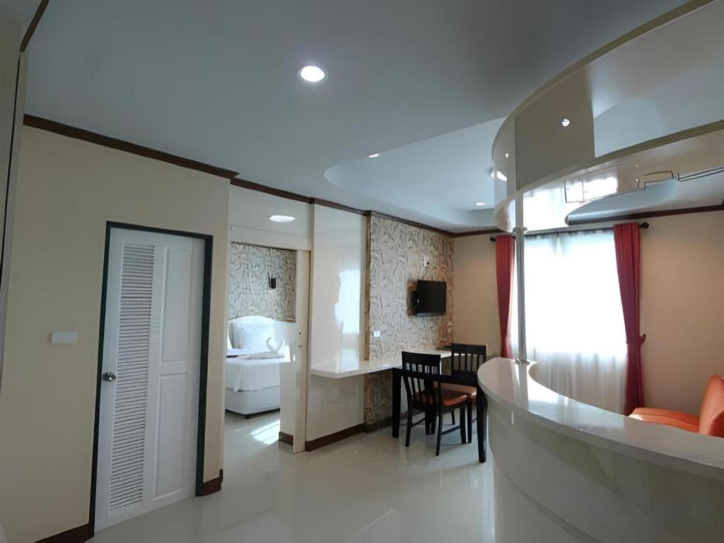 Thada Chateau Hotel Buriram Exterior foto