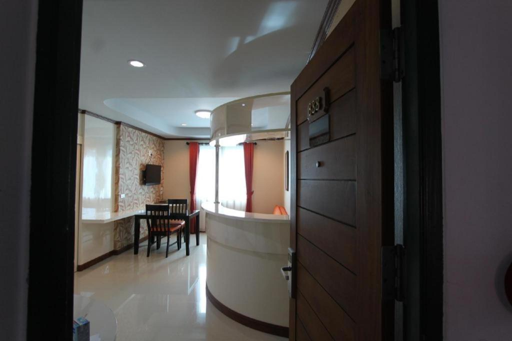 Thada Chateau Hotel Buriram Exterior foto