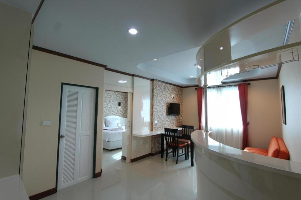 Thada Chateau Hotel Buriram Exterior foto